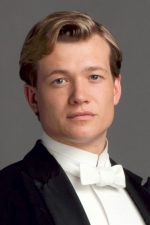 Ed Speleers; Chichester,Sussex,İngiltere doğumlu Edward John Speleers,Edward Speleers,Edward Speleers olarak da bilinen İngiliz  oyuncu