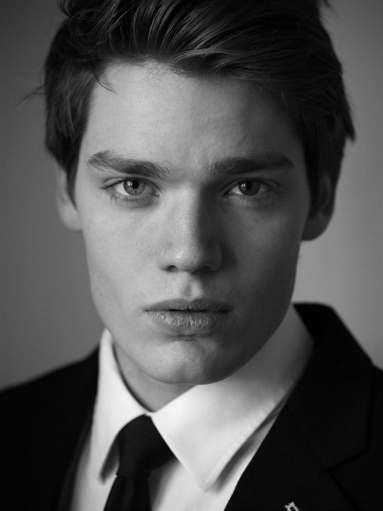 Dominic Sherwood; Tunbridge Wells,Kent,İngiltere doğumlu Dominic Anthony Sherwood olarak da bilinen İngiliz  oyuncu
