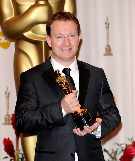 Simon Beaufoy; Keighley,Yorkshire,İngiltere doğumlu İngiliz  senarist, creator/showrunner, idari yapımcı