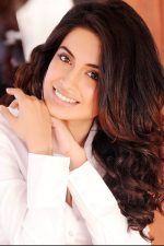 Sarah-Jane Dias; Maskat, Umman doğumlu Eustace Dias olarak da bilinen Ummanlı oyuncu