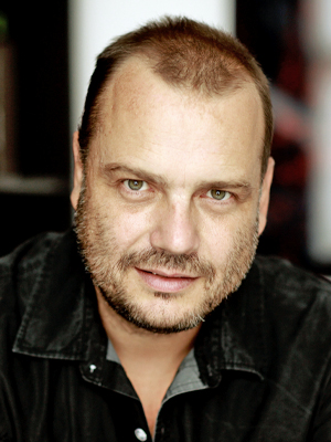 Oliver Kyr; senarist, yönetmen