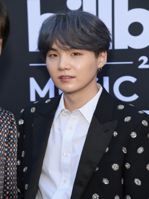 Suga; Min Yoongi olarak da bilinen Güney Koreli oyuncu
