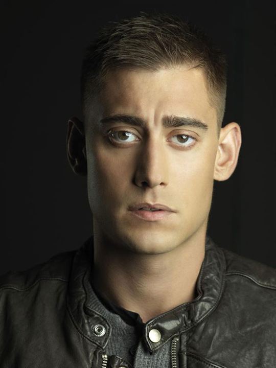 Michael Socha; Littleover,Derby,Derbyshire,İngiltere doğumlu İngiliz  oyuncu