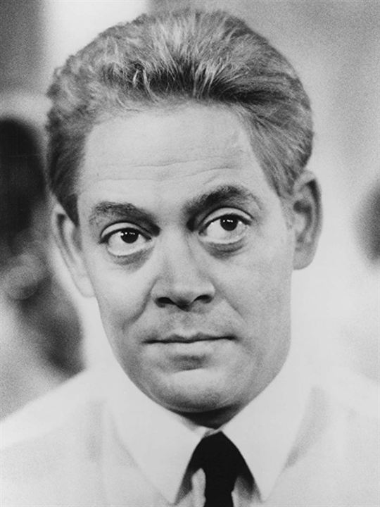 Raúl Julia; Raúl Rafael Carlos Juliá y Arcelay olarak da bilinen Amerikalı oyuncu