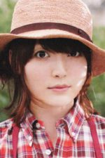 Kana Hanazawa; Tokyo, Japonya doğumlu Hanazawa Kana olarak da bilinen Japon oyuncu, seslendirme sanatçısı