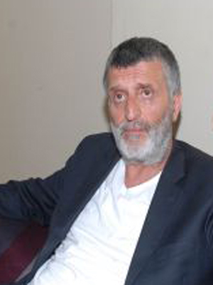 Ahmet Faik Akıncı; Türk senarist, yönetmen, oyuncu