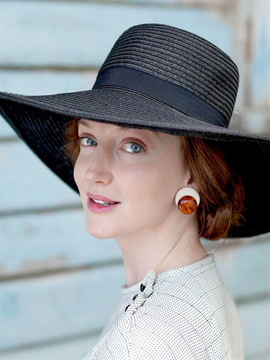 Olivia Grant (V); İngiliz  oyuncu