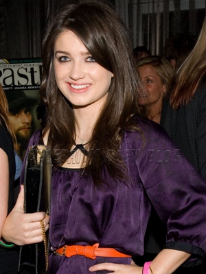 Eve Hewson; Dublin,İrlanda doğumlu Memphis Eve Sunny Day Hewson olarak da bilinen İrlandalı  oyuncu
