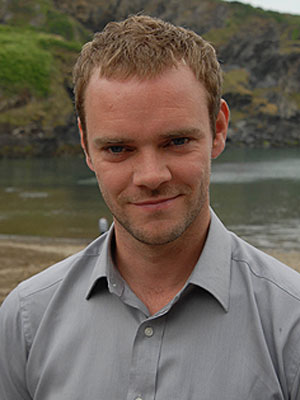 Joe Absolom; Lewisham,Londra,İngiltere doğumlu Joseph Absolom olarak da bilinen İngiliz  oyuncu