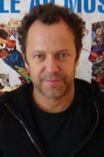 Vik Muniz; São Paulo, Brezilya doğumlu Vicente José de Oliveira Muniz olarak da bilinen Brezilyalı yönetmen