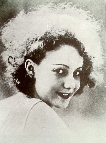 Lola Lys; Vila de São Manoel, Minas Gerais, Brezilya doğumlu Maria Vilela de Almeida olarak da bilinen Brezilyalı oyuncu