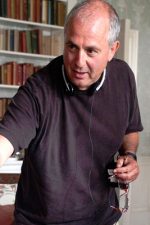 Roger Michell; Güney Afrikalı yönetmen, idari yapımcı, senarist
