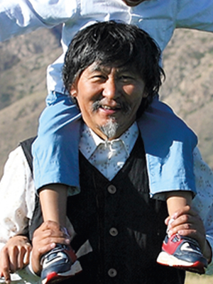 Aktan Arym Kubat; Kırgızistan doğumlu Aktan Abdykalikov olarak da bilinen Kırgız senarist, oyuncu, yönetmen