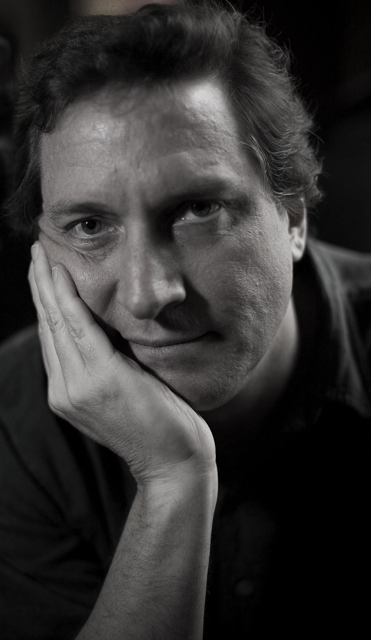 Andrew McGahan; Dalby, Queensland, Avustralya doğumlu Avustralyalı yazar