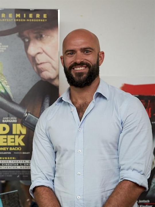 Tom Edmunds; senarist, yönetmen