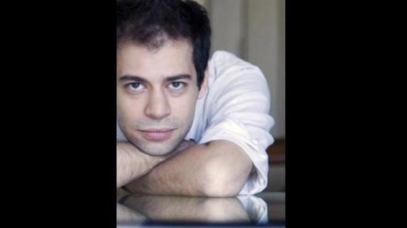 Emre Akay; Türk yönetmen, senarist, oyuncu