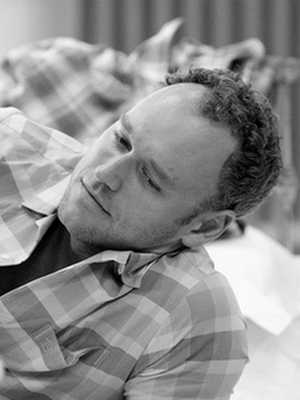 Elliot Cowan; Londra,İngiltere doğumlu İngiliz  oyuncu, yapımcı