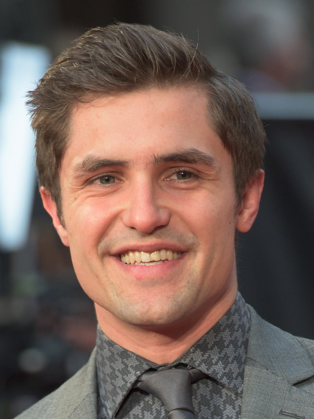 Phil Dunster; Reading,Berkshire,İngiltere doğumlu İngiliz  oyuncu