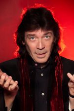 Steve Hackett; Pimlico,Londra,İngiltere doğumlu Stephen Richard Hackett olarak da bilinen İngiliz  müzisyen
