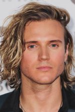 Dougie Poynter; Corringham,Essex,İngiltere doğumlu İngiliz  müzisyen, oyuncu