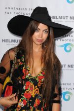 Aura Dione; Kopenhag,Danimarka doğumlu Danimarkalışarkıcı, söz yazarıoyuncu