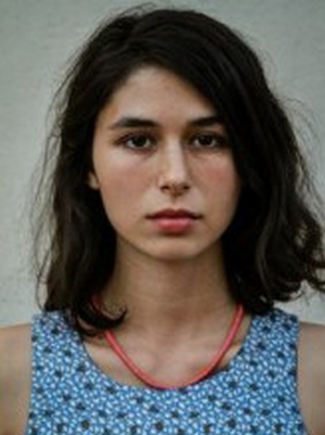 Ayris Alptekin; kurgucu, oyuncu, dağıtım