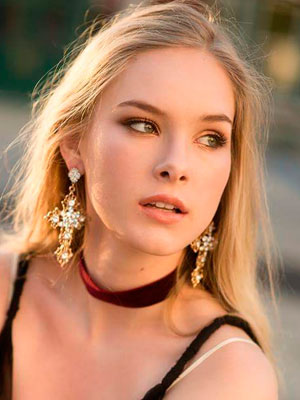 Emma Bellomy; oyuncu