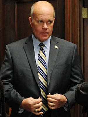 Mike Pniewski; Amerikalı oyuncu