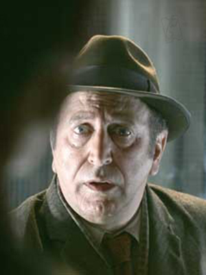 Makram Khoury; Kudüs, İsrail doğumlu Makram J. Khoury,Makram J. Khoury olarak da bilinen İsrailli oyuncu