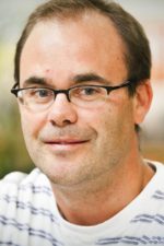 Dennis Bots; Kitwe, Zambiya doğumlu yönetmen