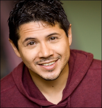 Dino Adrade; San Bernardino, Kaliforniya, ABD doğumlu seslendirme sanatçısı