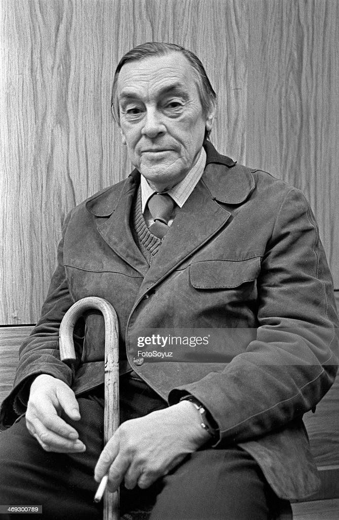 Arseniy Tarkovskiy; Sovyet şair, çevirmen