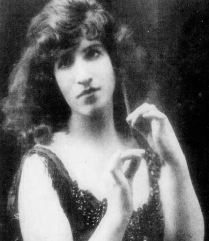 Lorna Moon; İskoç, yazar, senarist